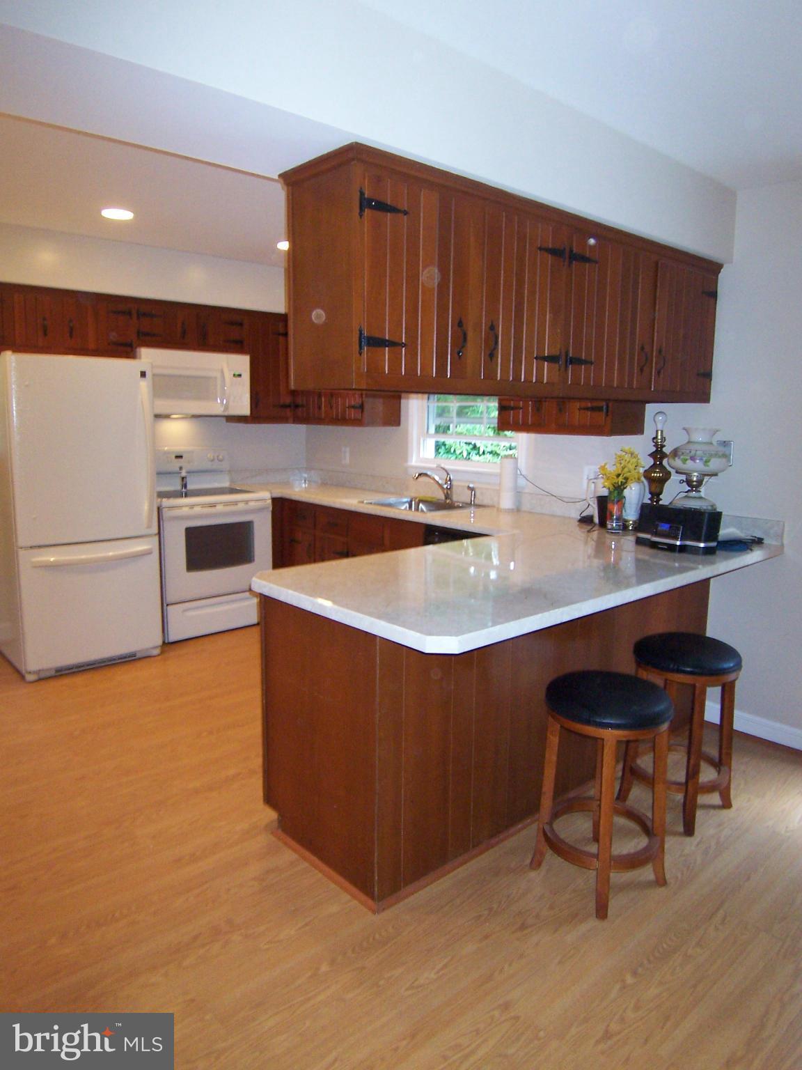6136 Roxbury Avenue Springfield, VA 22152 - Photo 4 of 22 Kitchen breakfast area