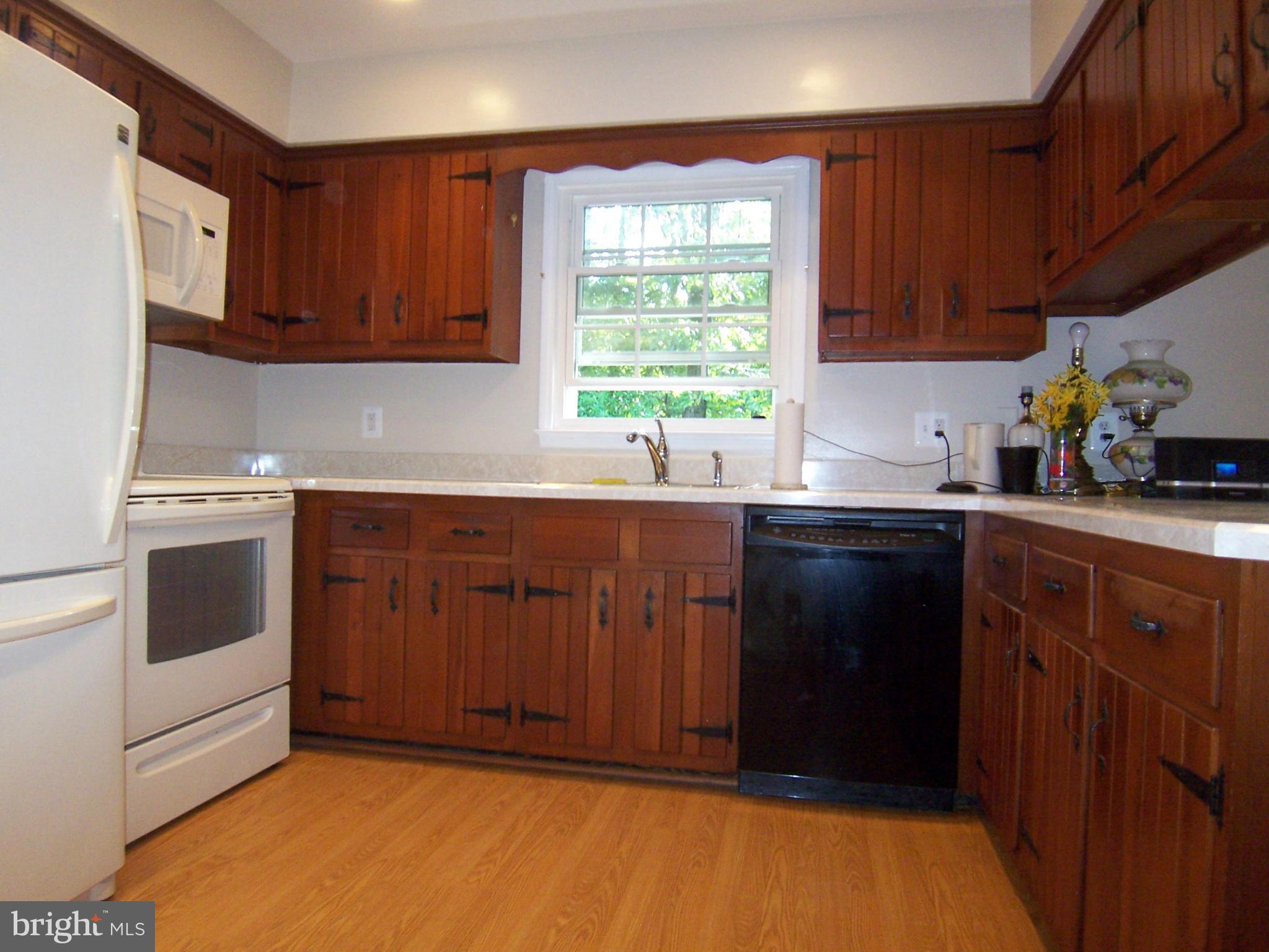 6136 Roxbury Avenue Springfield, VA 22152 - Photo 5 of 22 Kitchen