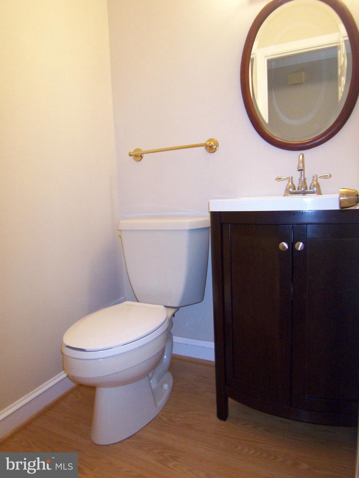 6136 Roxbury Avenue Springfield, VA 22152 - Photo 8 of 22 Powder room 1/2 Bath