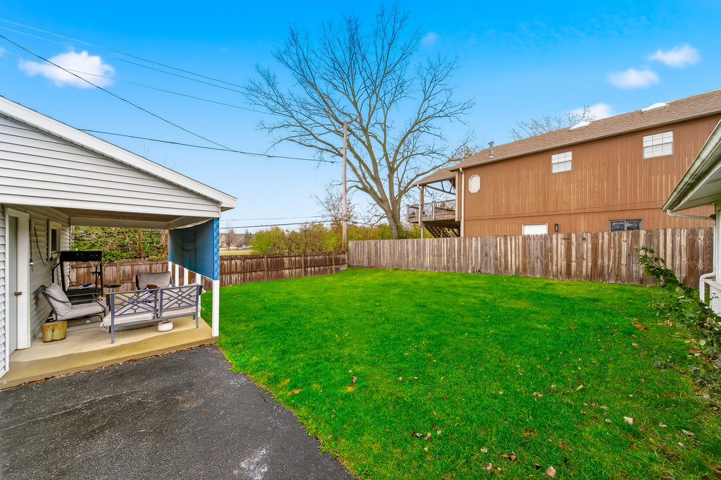 9512 Birch Avenue Mokena, IL 60448 - Photo 3 of 17 a front view of a house with garden