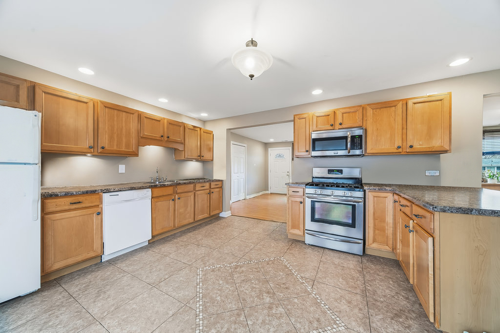 9512 Birch Avenue Mokena, IL 60448 - Photo 6 of 17 a kitchen with stainless steel appliances granite countertop a sink and cabinets
