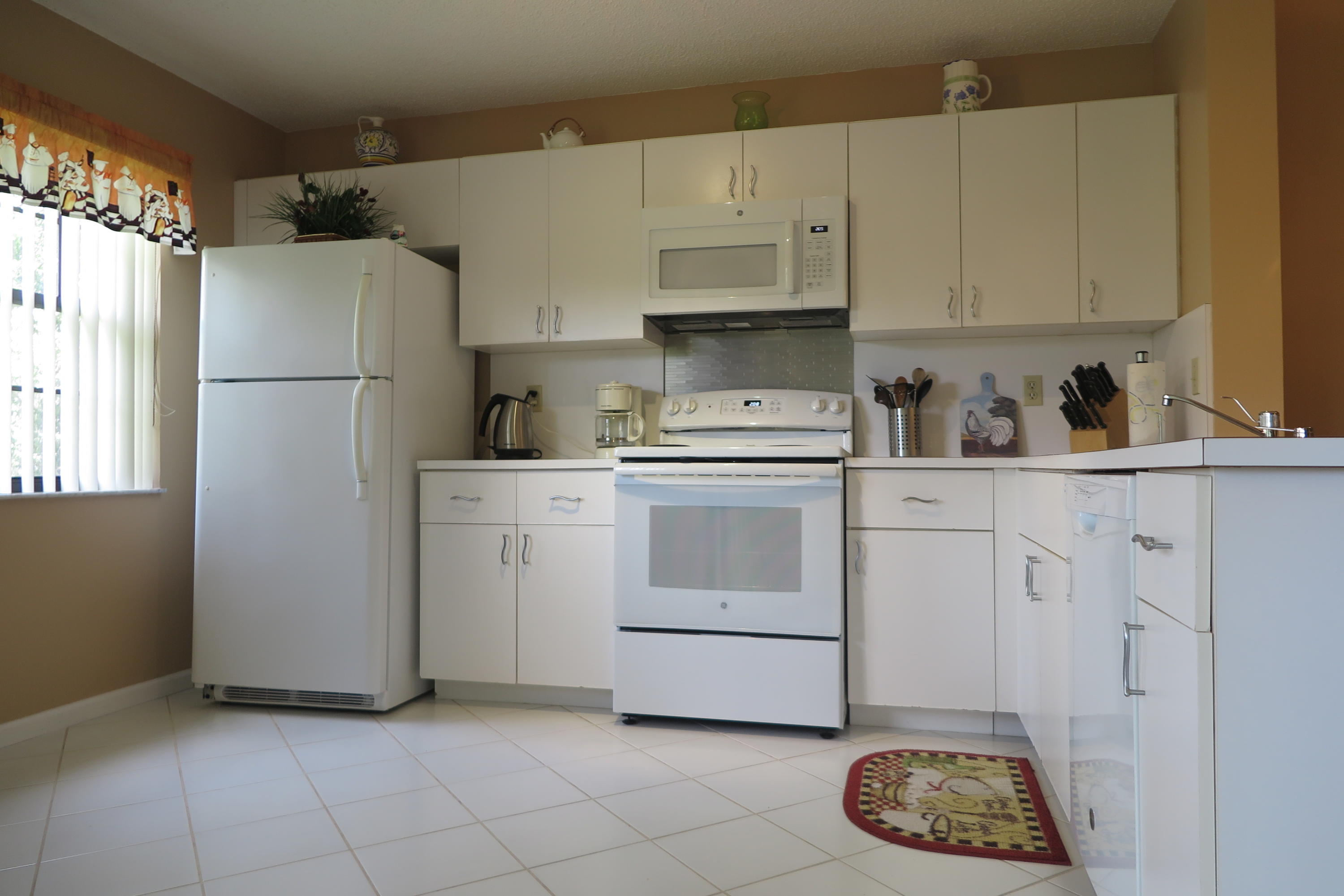 6674 Montego Bay Boulevard, Unit D Boca Raton, FL 33433 - Photo 4 of 11 kitchen