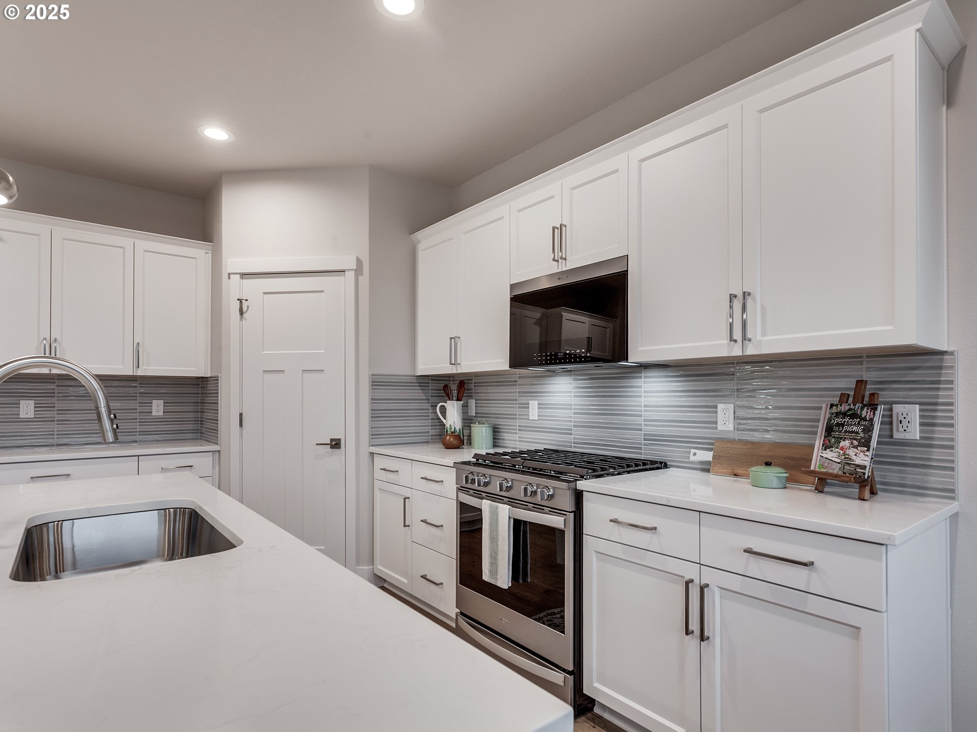 13866 Southwest 174th Avenue Tigard, OR 97140 - Photo 12 of 45 Kitchen