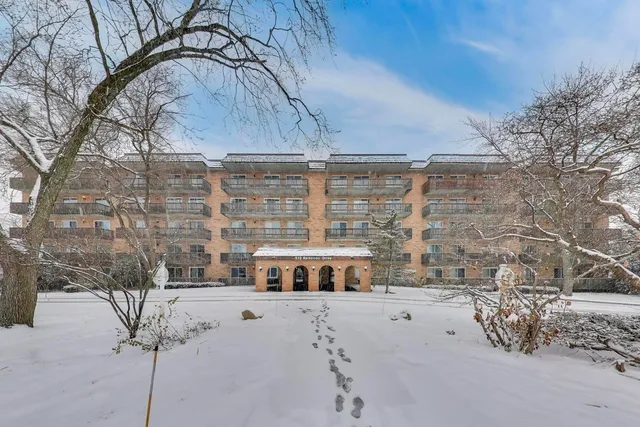 $229,900 | 512 Redondo Drive, Unit 107, Downers Grove, IL 60516