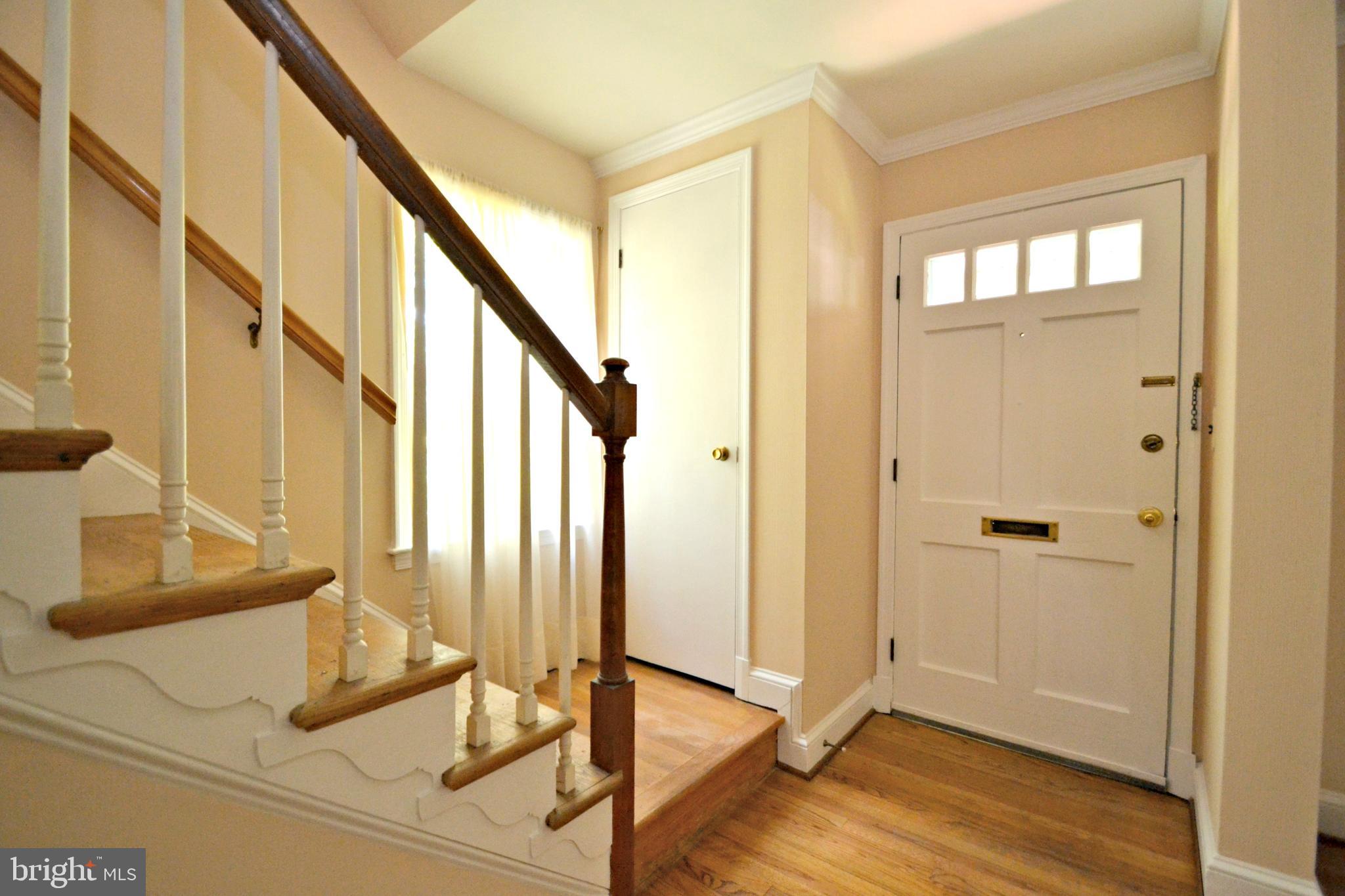 6906 Avondale Road Baltimore, MD 21212 - Photo 2 of 46 Foyer/front entry