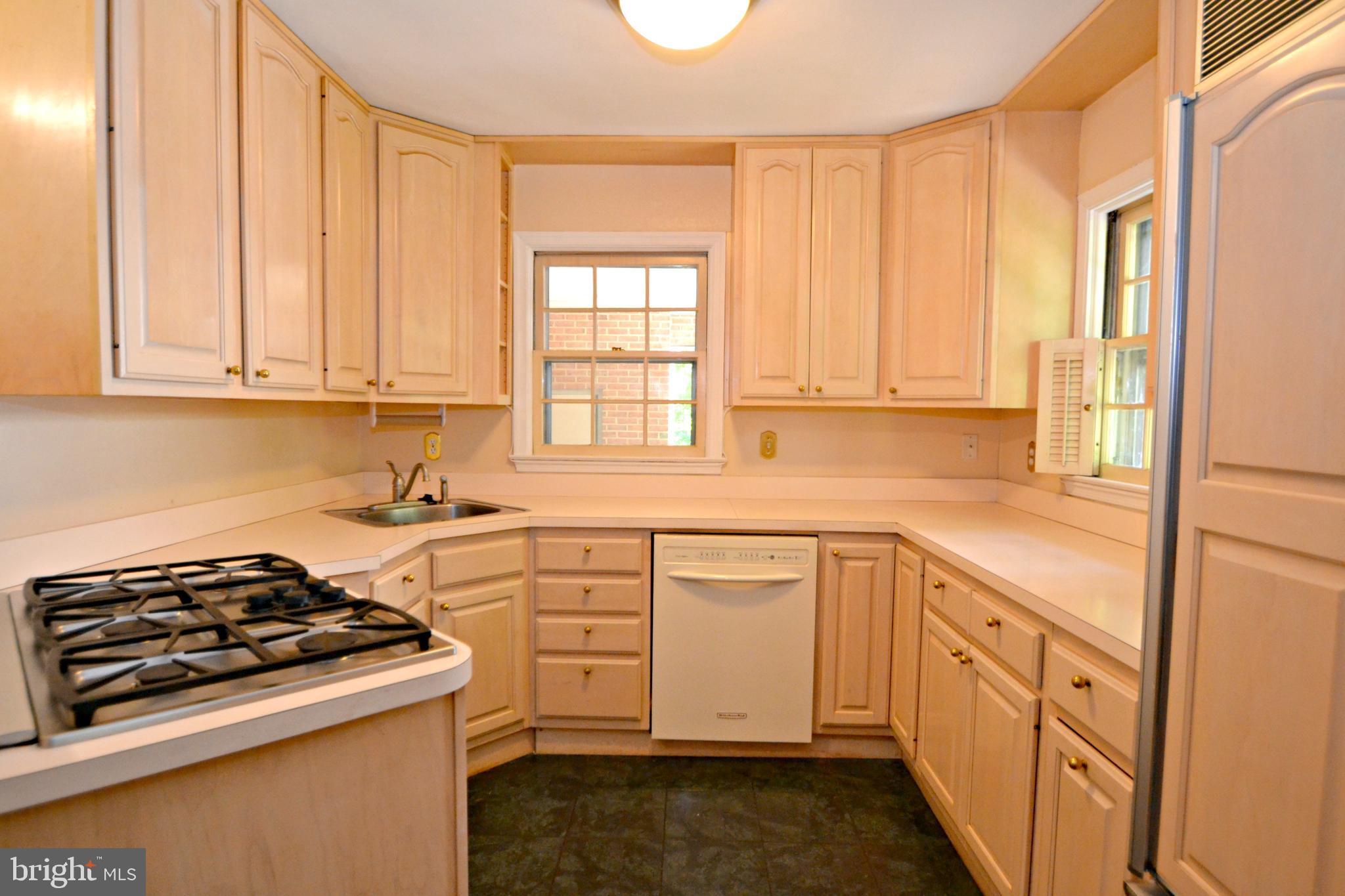 6906 Avondale Road Baltimore, MD 21212 - Photo 15 of 46 Kitchen with Dacor cook top