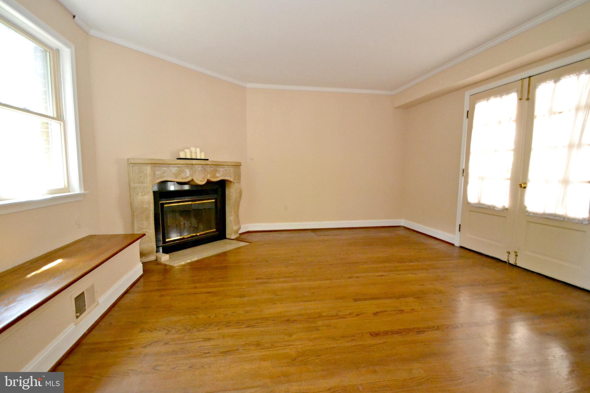 6906 Avondale Road Baltimore, MD 21212 - Photo 17 of 46 Family room with bench seat and storage underneath