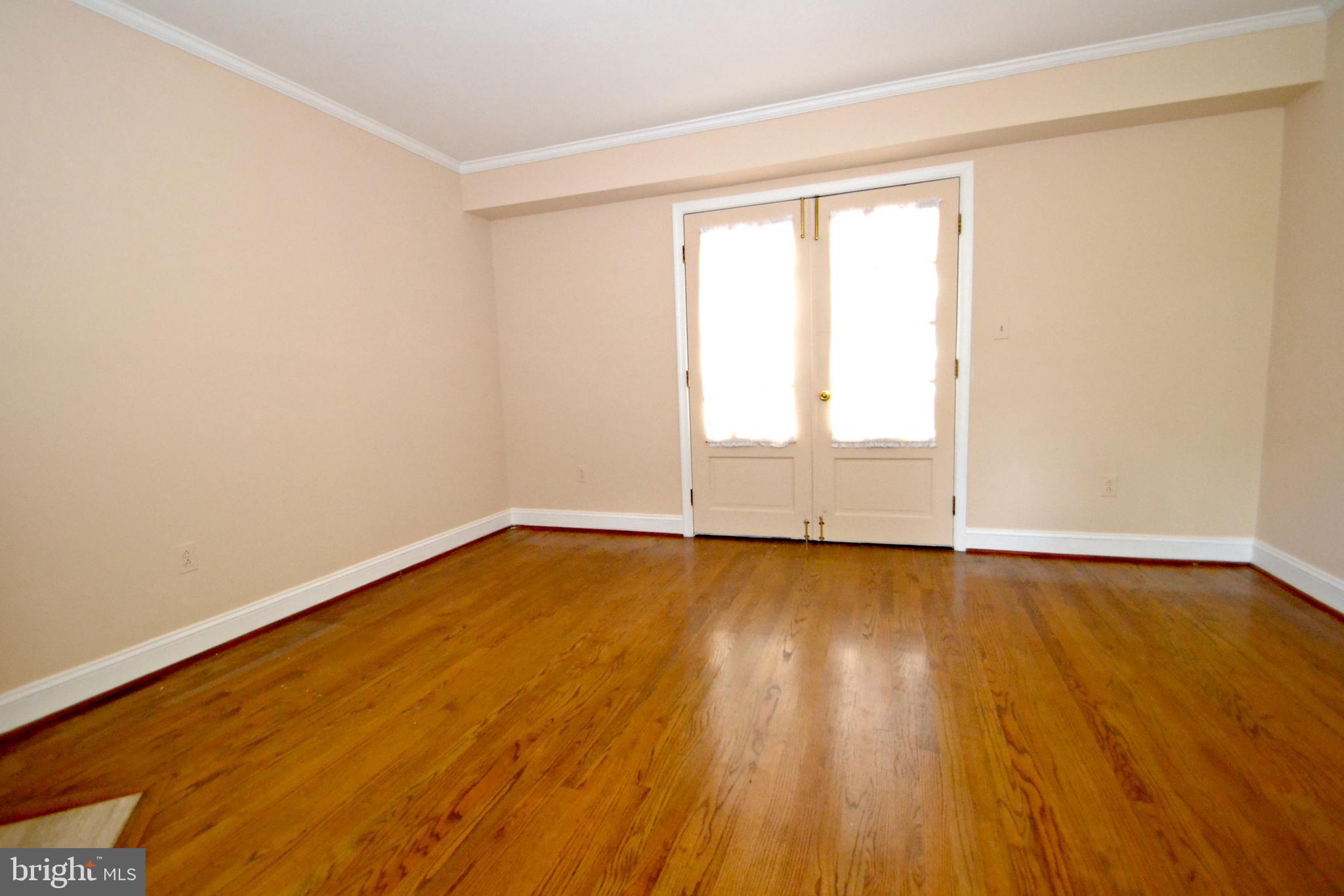 6906 Avondale Road Baltimore, MD 21212 - Photo 19 of 46 Family room with access to side brick porch
