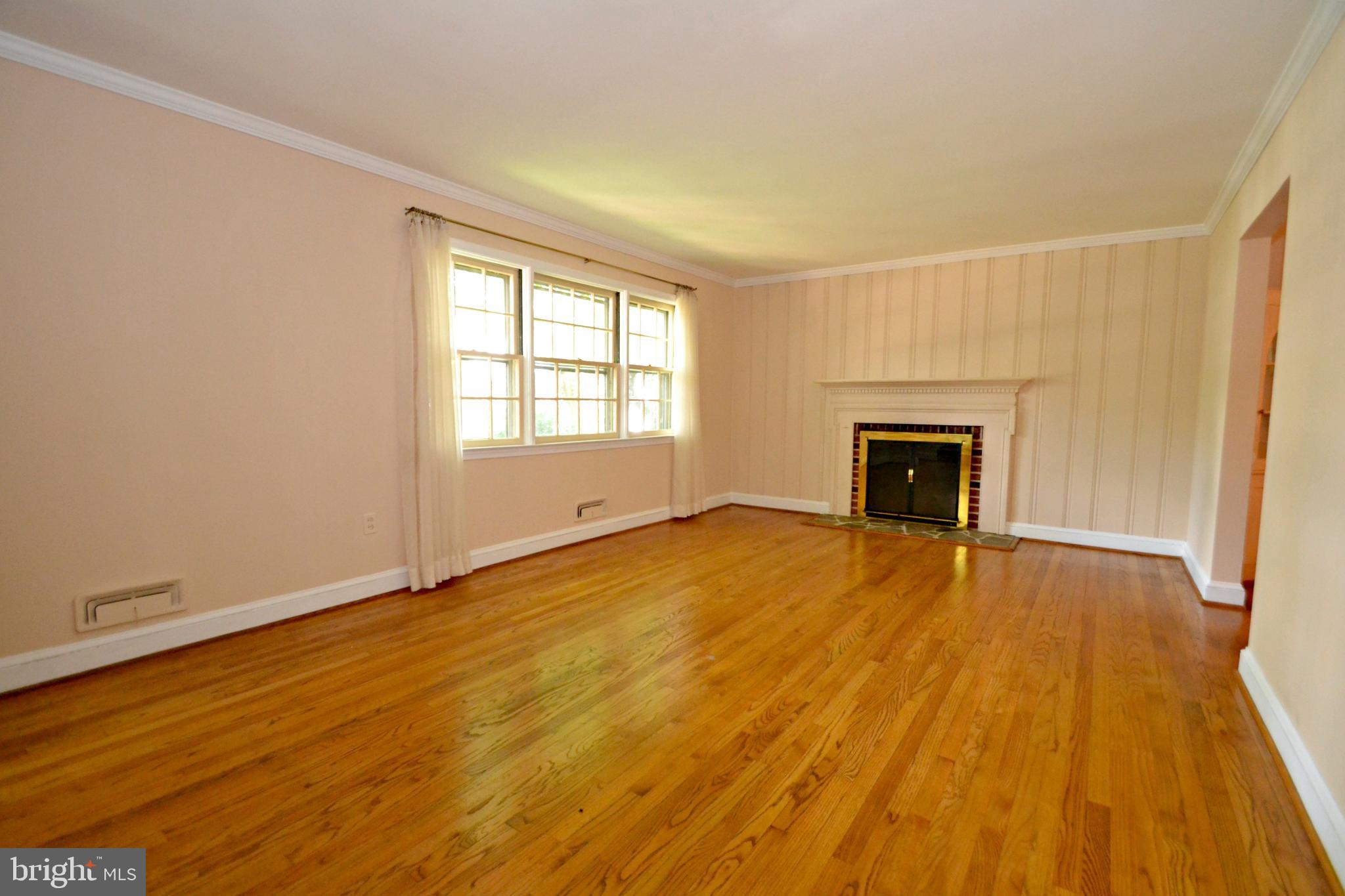 6906 Avondale Road Baltimore, MD 21212 - Photo 3 of 46 Gleaming wood floors in spacious living room