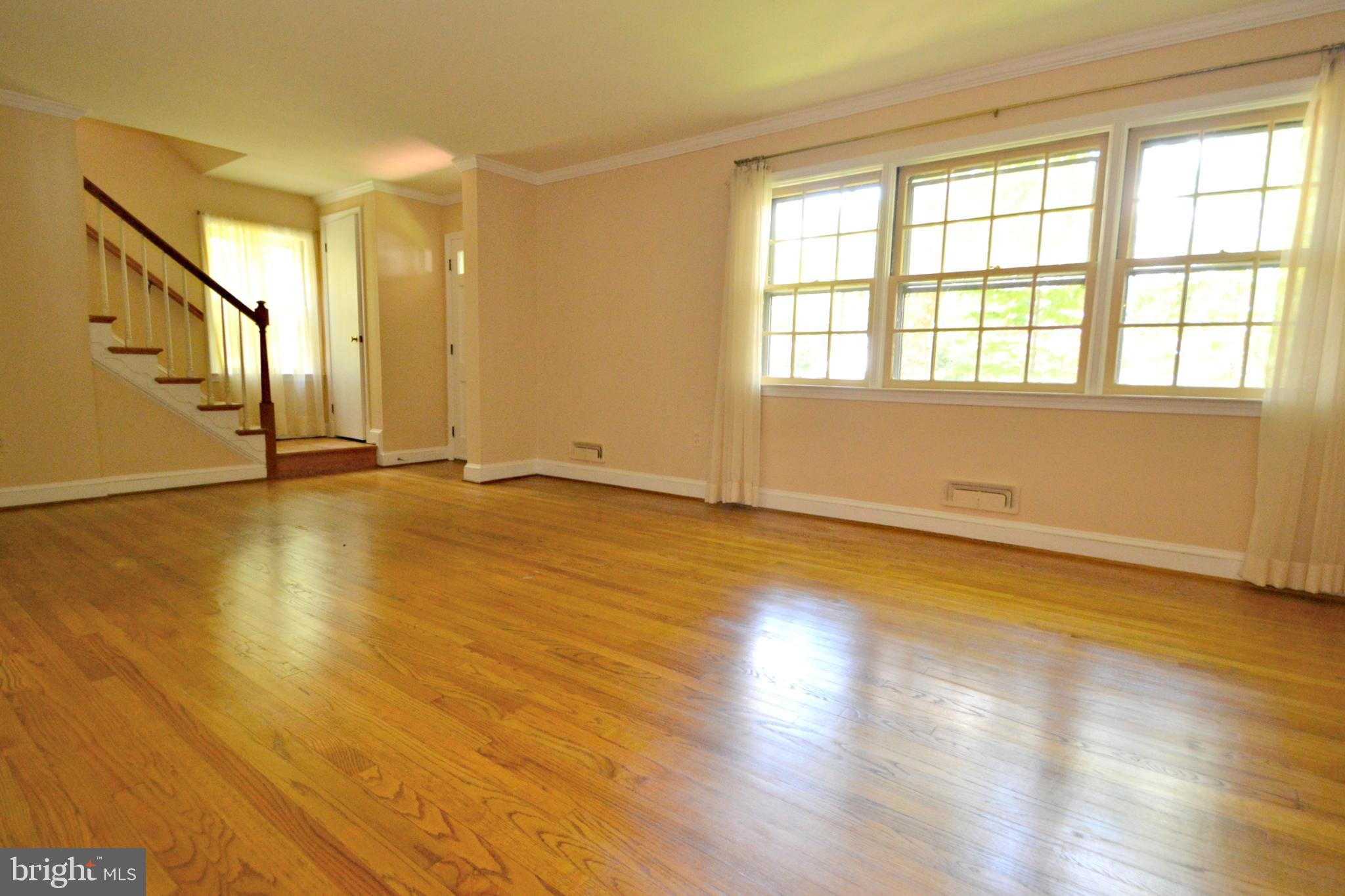 6906 Avondale Road Baltimore, MD 21212 - Photo 4 of 46 Gleaming wood floors in spacious living room