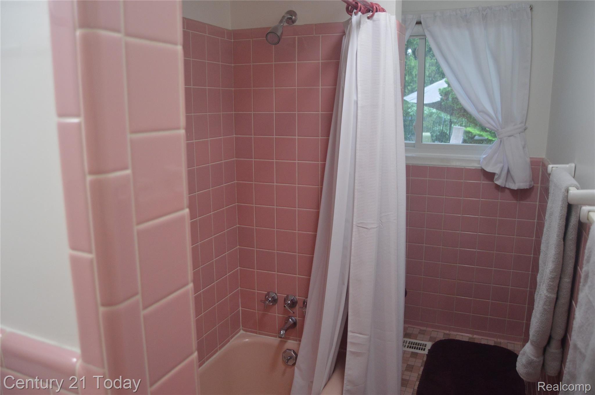 28260 New Castle Road Farmington, MI 48331 - Photo 16 of 23 Family Bathroom 2