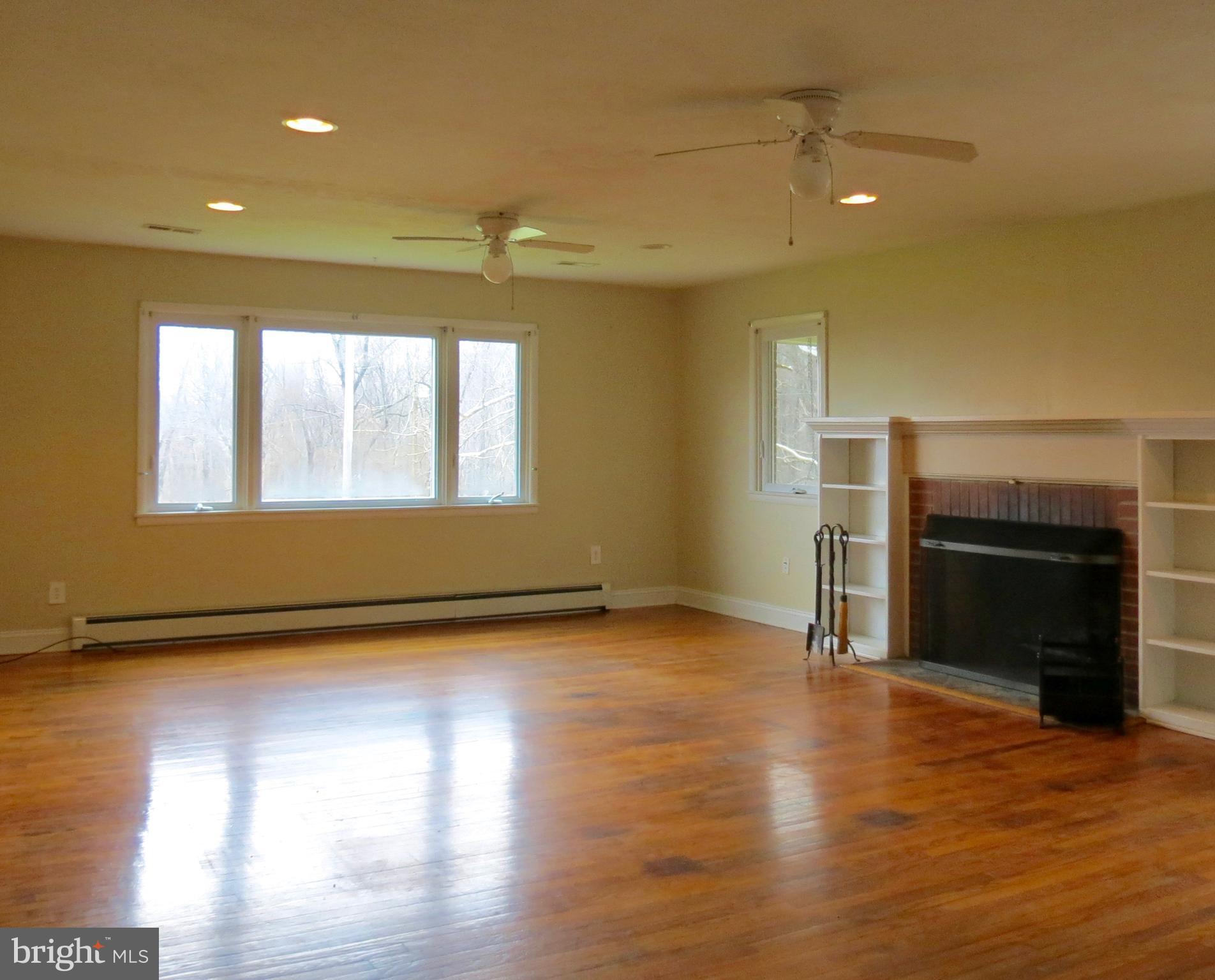346 Riley Hollow Road Huntly, VA 22640 - Photo 4 of 15 23' X 17' Living Room