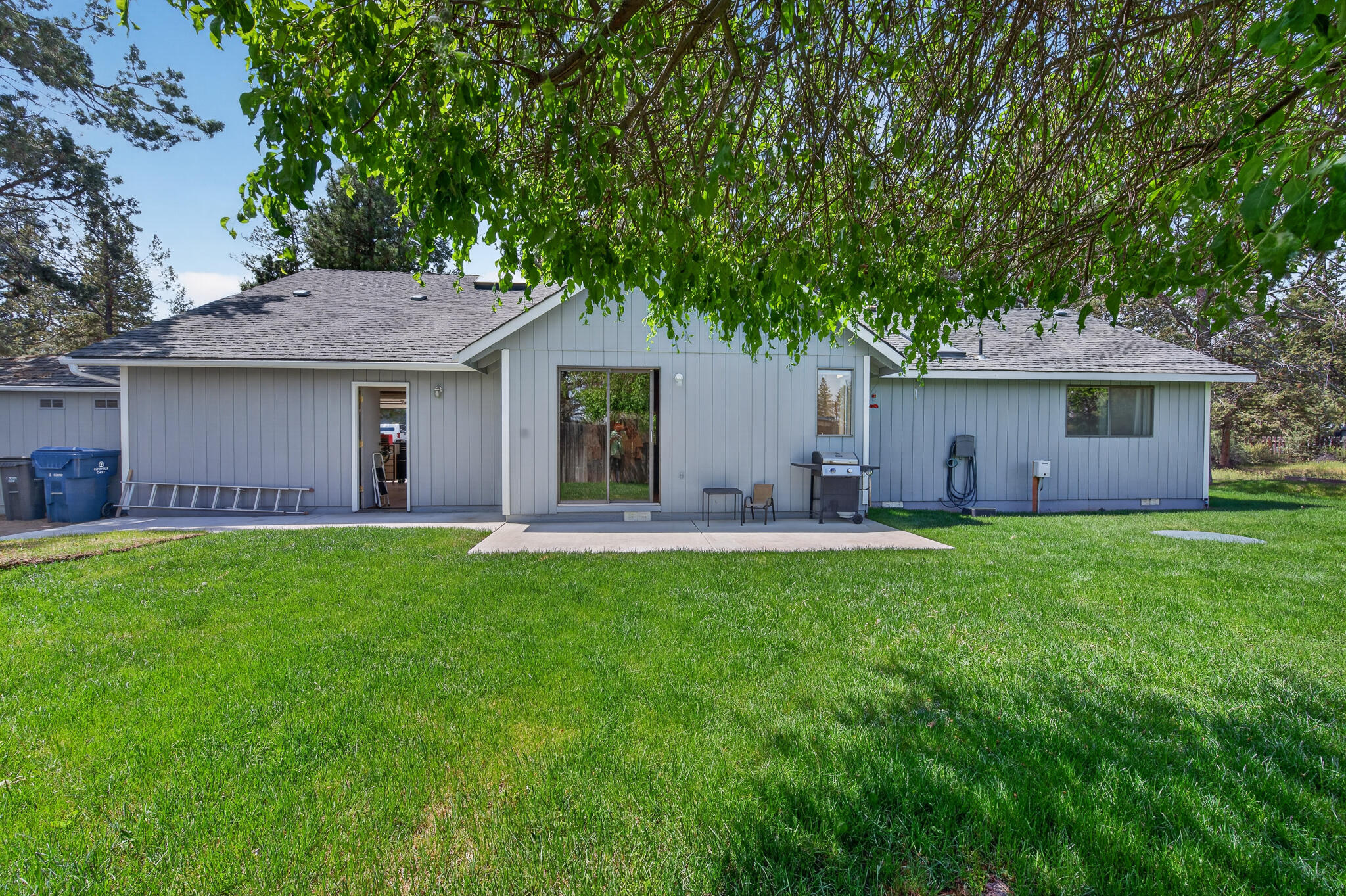 60866 Brosterhous Road Bend, OR 97702 - Photo 4 of 41 a backyard of a house with table and chairs