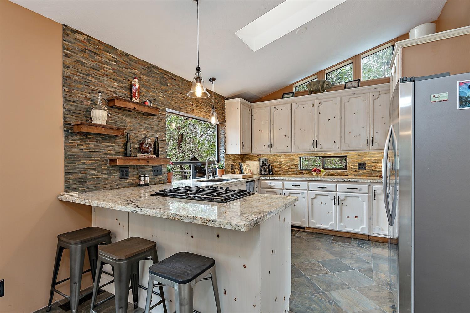 1250 Wards Creek Road Rogue River, OR 97537 - Photo 10 of 32 Kitchen showing breakfast bar, stainless