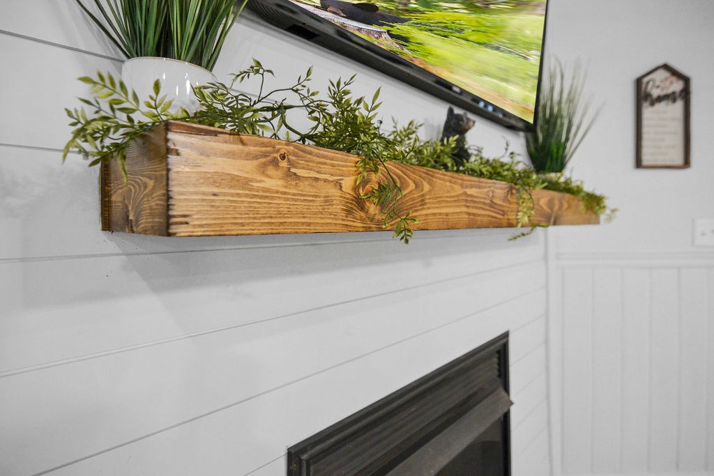 45 Wilderness Trail Blue Ridge, GA 30513 - Photo 11 of 58 a vase of flowers sitting on a shelf