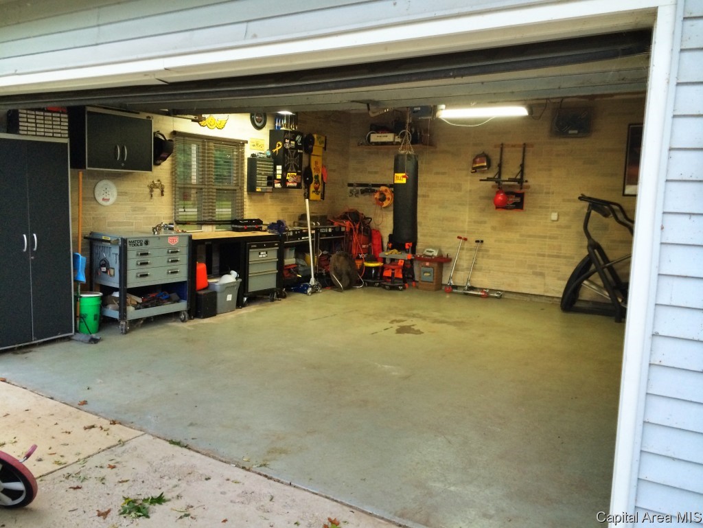 3697 Tuxhorn Road Springfield, IL 62712 - Photo 4 of 25