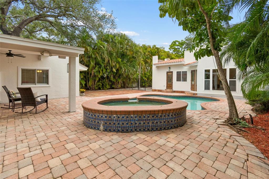 2434 West Prospect Road Tampa, FL 33629 - Photo 34 of 45 a view of a house with sitting chair and tables