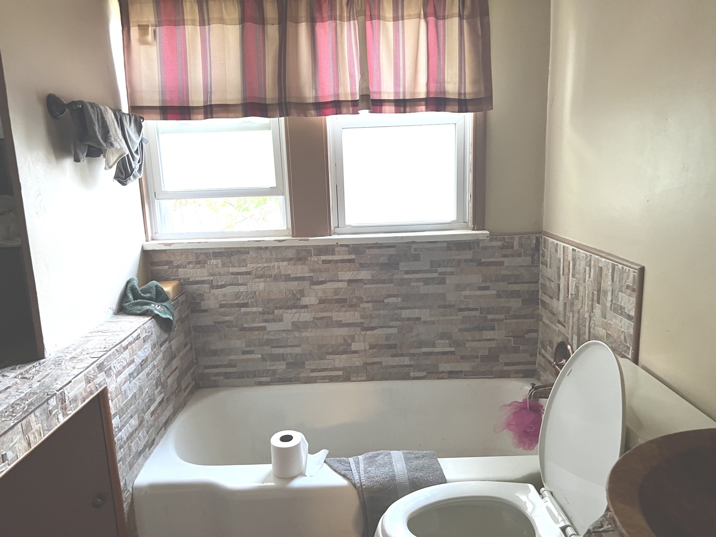 2914 Ridge Road Lansing, IL 60438 - Photo 4 of 6 a bathroom with a bathtub and window