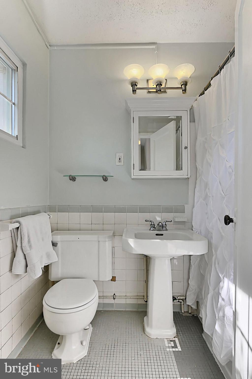 3384 Gunston Road Alexandria, VA 22302 - Photo 16 of 38 Well appointed full Hall Bath.
