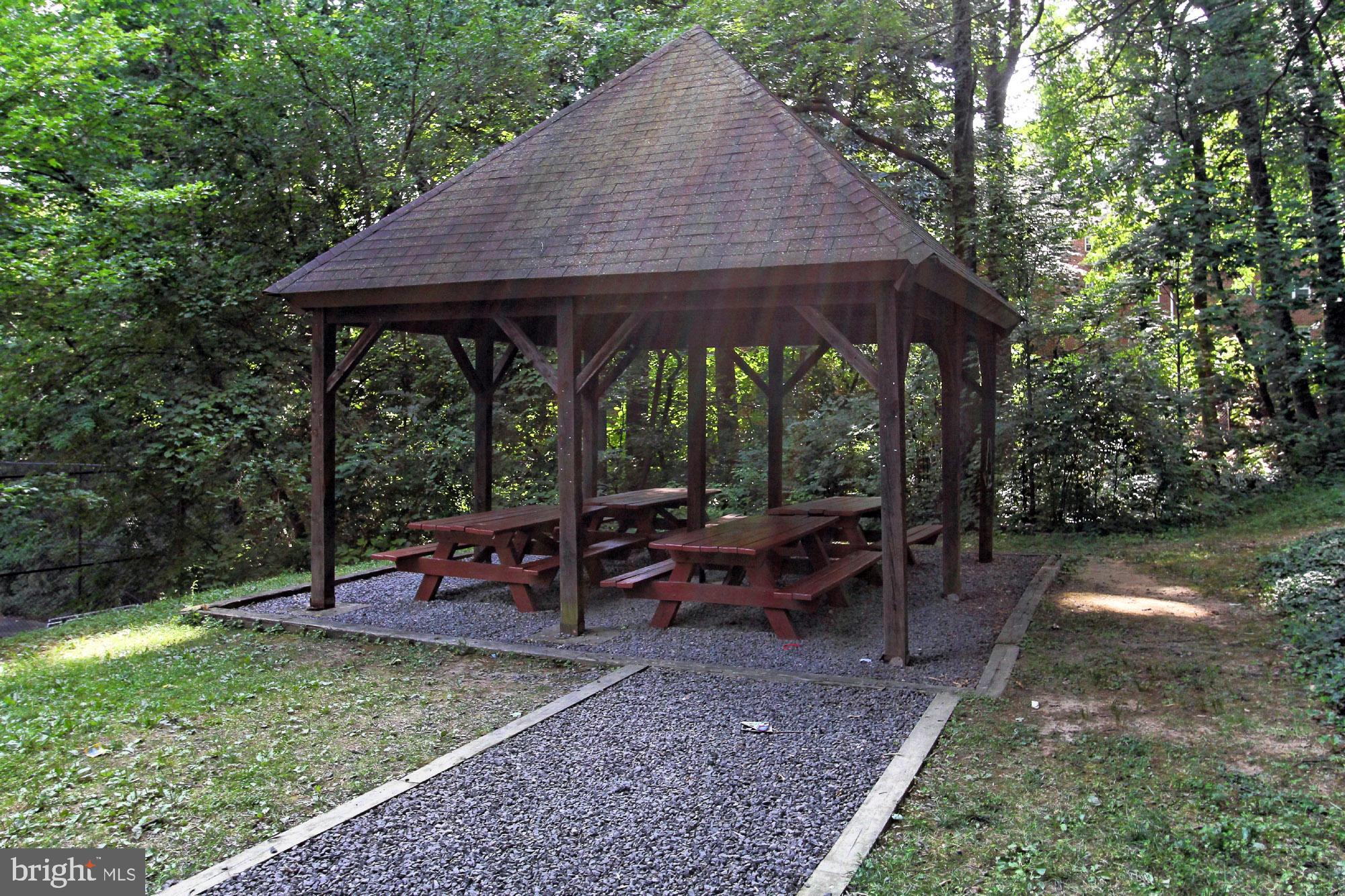 3384 Gunston Road Alexandria, VA 22302 - Photo 21 of 38 Picnic areas for dining alfresco!