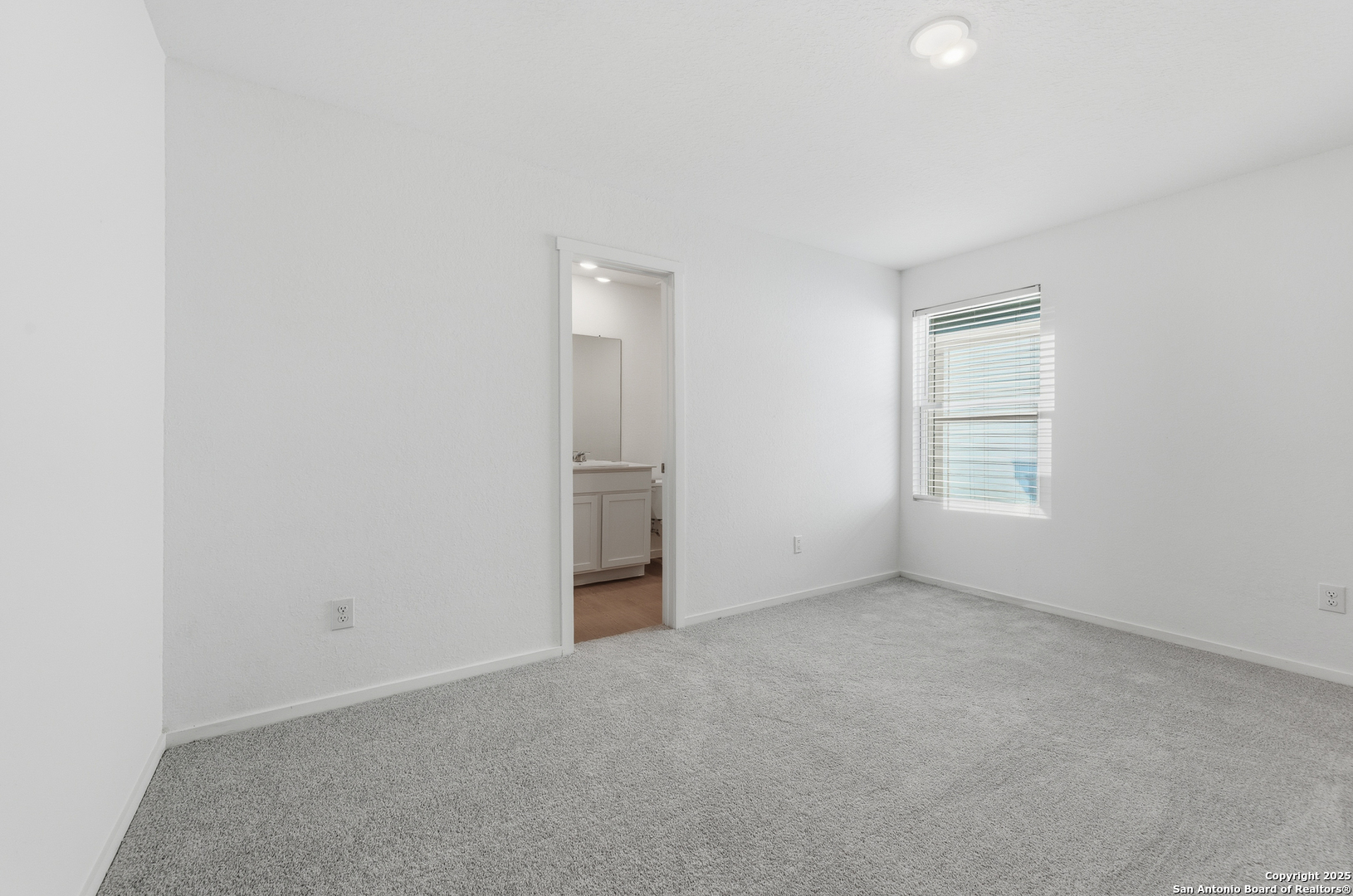 11814 Bluebell Ridge Converse, TX 78109 - Photo 13 of 20 an empty room with windows and closet