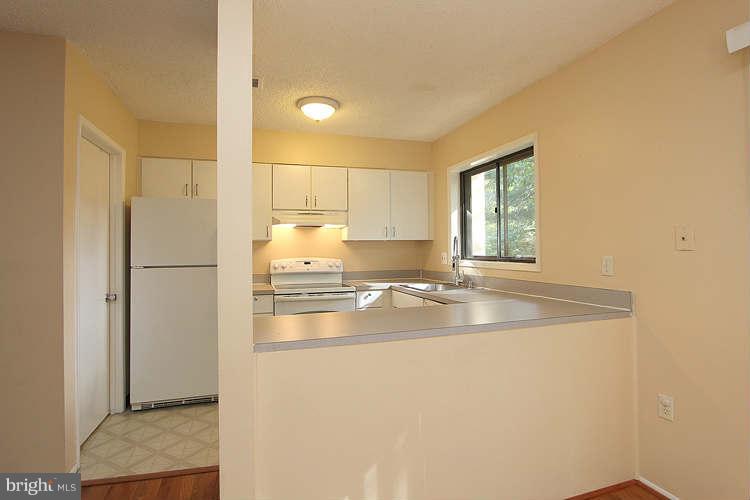 2180 Cartwright Place Reston, VA 20191 - Photo 11 of 30 Kitchen