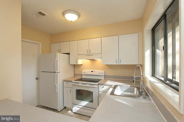 2180 Cartwright Place Reston, VA 20191 - Photo 12 of 30 Kitchen