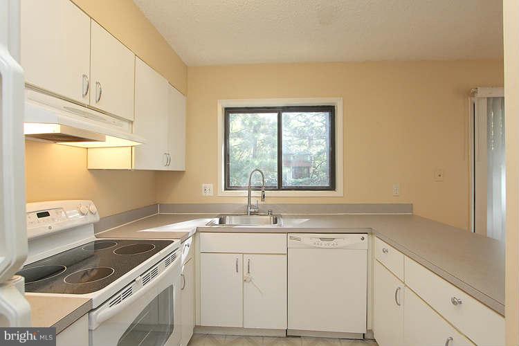 2180 Cartwright Place Reston, VA 20191 - Photo 13 of 30 Kitchen
