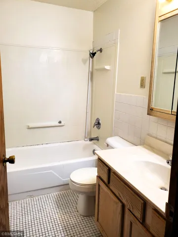 $1,000 | 122 Spring Street, Unit 304, River Falls, WI 54022