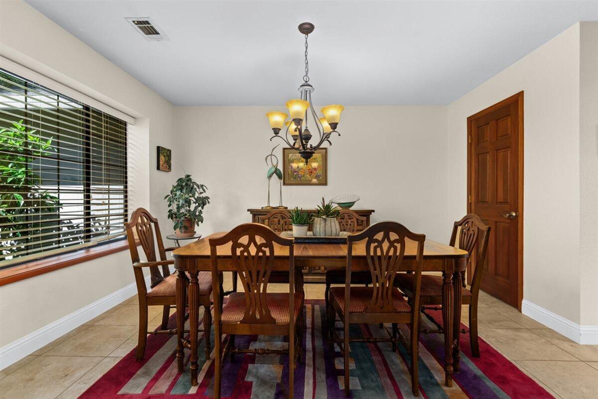 2364 La Madre Court Redding, CA 96002 - Photo 5 of 34 dining room