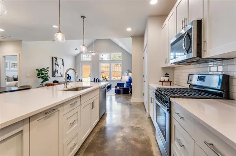 $869,000 | 661 Bishop Heights Lane, Dallas, TX 75208