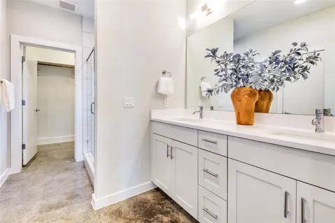 $869,000 | 661 Bishop Heights Lane, Dallas, TX 75208