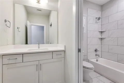 $869,000 | 661 Bishop Heights Lane, Dallas, TX 75208