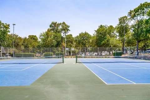 $869,000 | 661 Bishop Heights Lane, Dallas, TX 75208