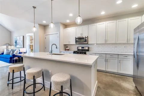 $869,000 | 661 Bishop Heights Lane, Dallas, TX 75208