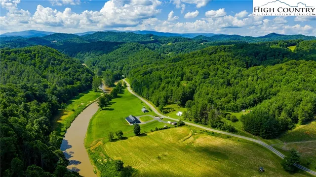 a view of a back yard