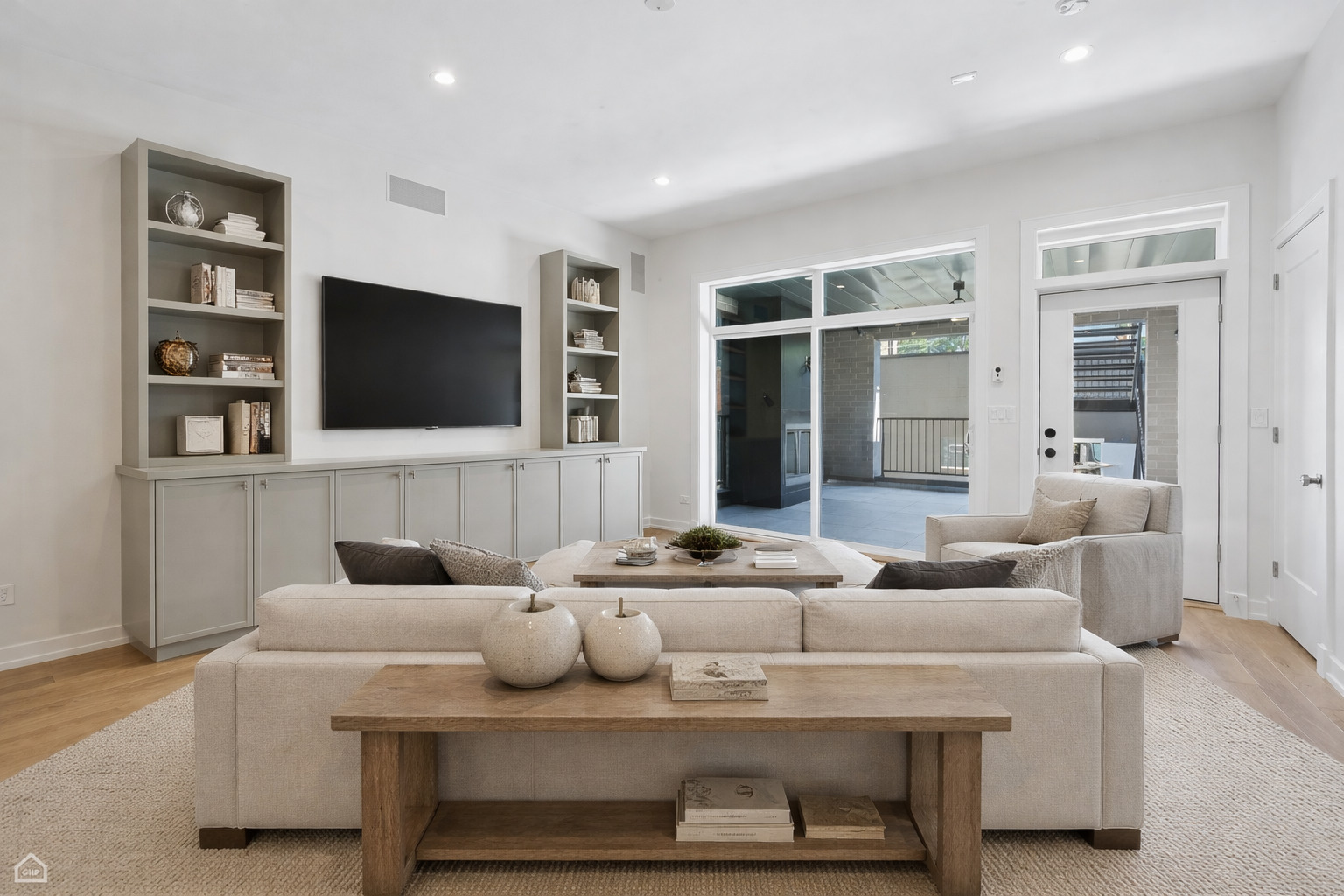 2127 North Racine Avenue, Unit 2 Chicago, IL 60614 - Photo 4 of 12 Gallery Image 4