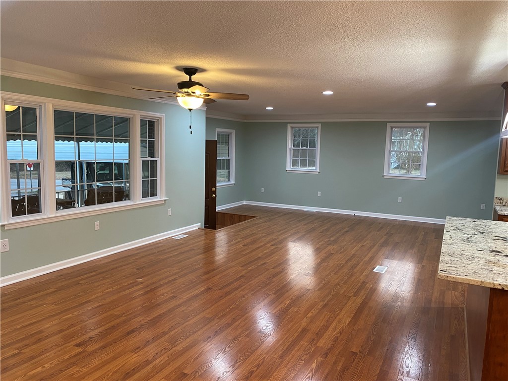 101 Jones Circle Iva, SC 29655 - Photo 8 of 17 Living room