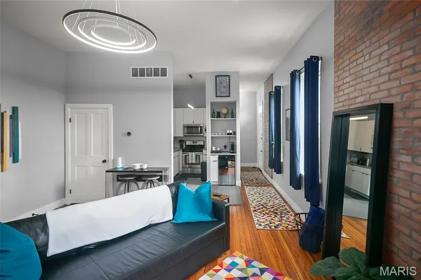 $2,000 | 815 Rutger Street, Unit FRONT, St. Louis, MO 63104