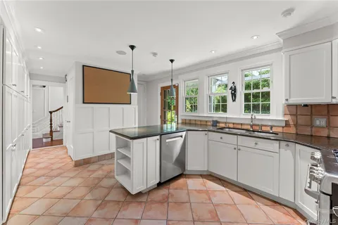 $2,200,000 | 2 Dellwood Road, Bronxville, NY 10708