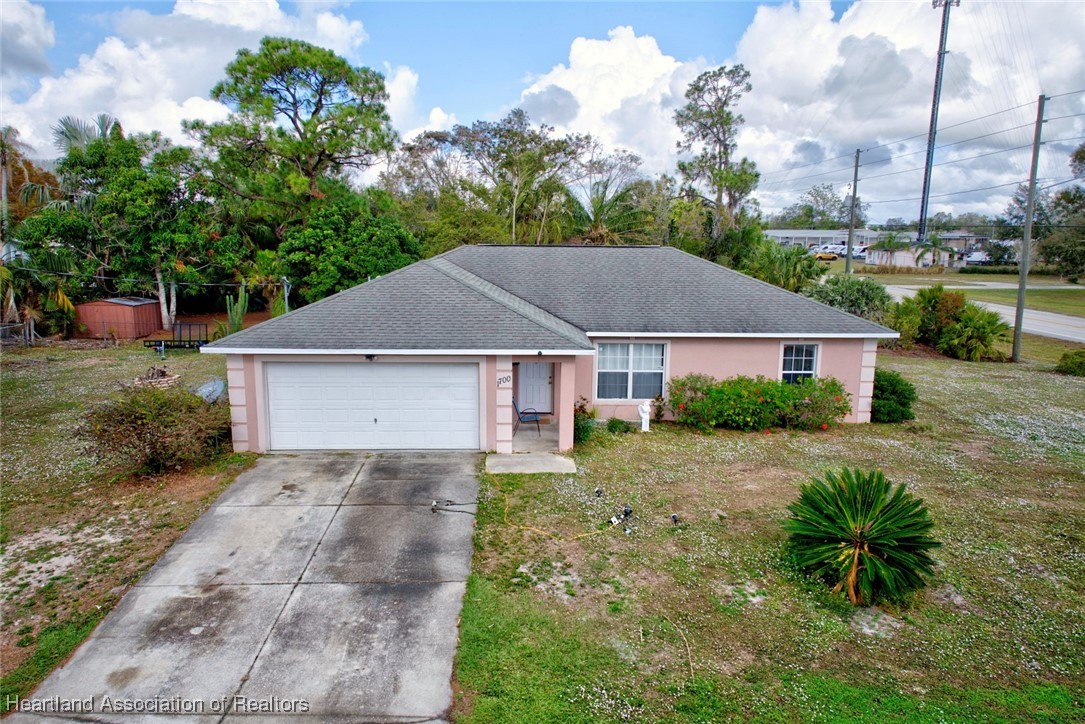 1700 Schlosser Road Sebring, FL 33870 - Photo 1 of 40 a house that has a lot of plants in it