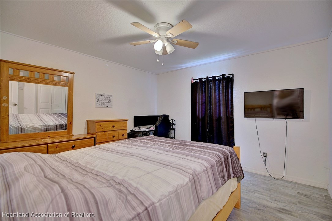 1700 Schlosser Road Sebring, FL 33870 - Photo 17 of 40 a bedroom with a bed and a television
