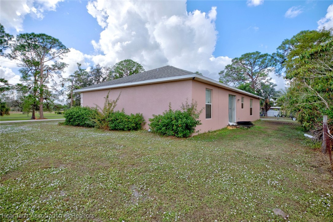 1700 Schlosser Road Sebring, FL 33870 - Photo 29 of 40 a view of a house with backyard and garden