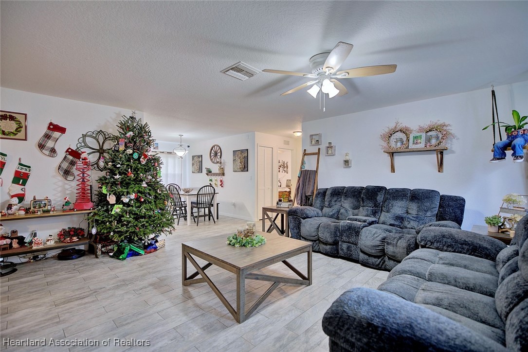 1700 Schlosser Road Sebring, FL 33870 - Photo 5 of 40 a living room with furniture and a chandelier