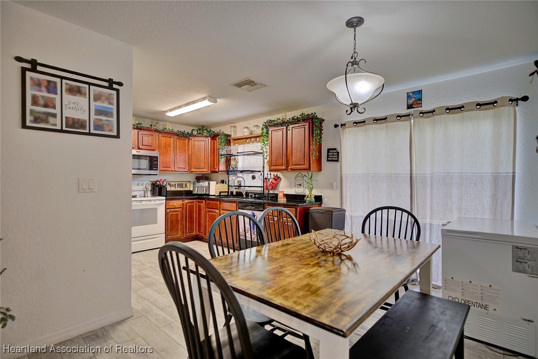 1700 Schlosser Road Sebring, FL 33870 - Photo 10 of 40 a dining room with furniture and window