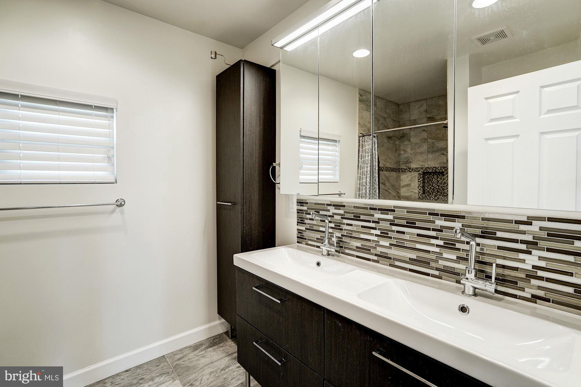 2913 Chain Bridge Road Oakton, VA 22124 - Photo 22 of 30 Bath