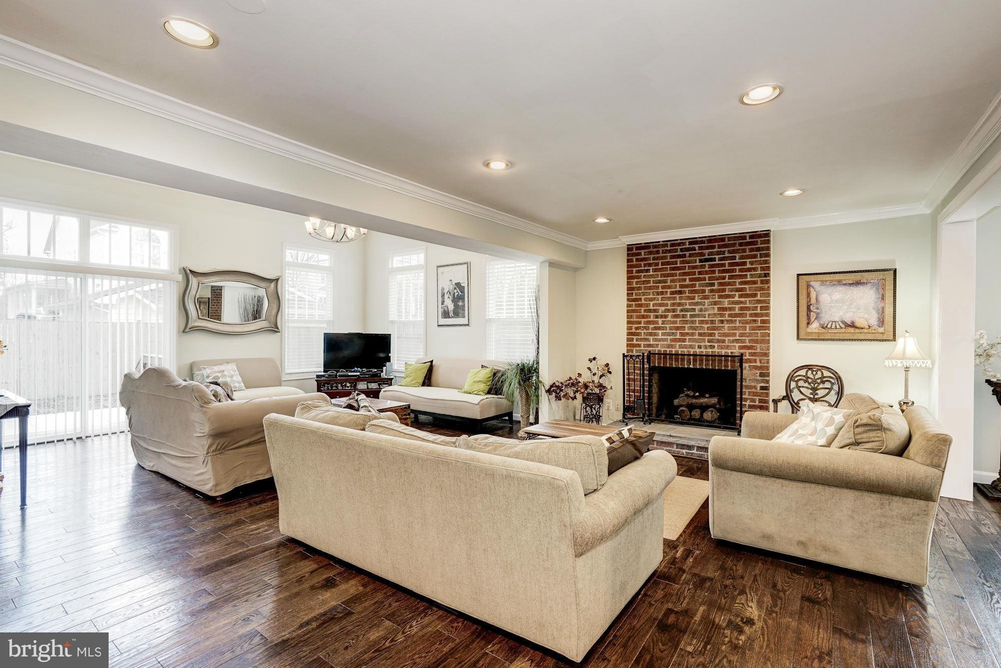 2913 Chain Bridge Road Oakton, VA 22124 - Photo 9 of 30 Living Room