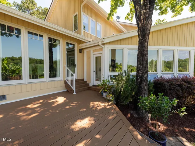 a view of a house with backyard and garden
