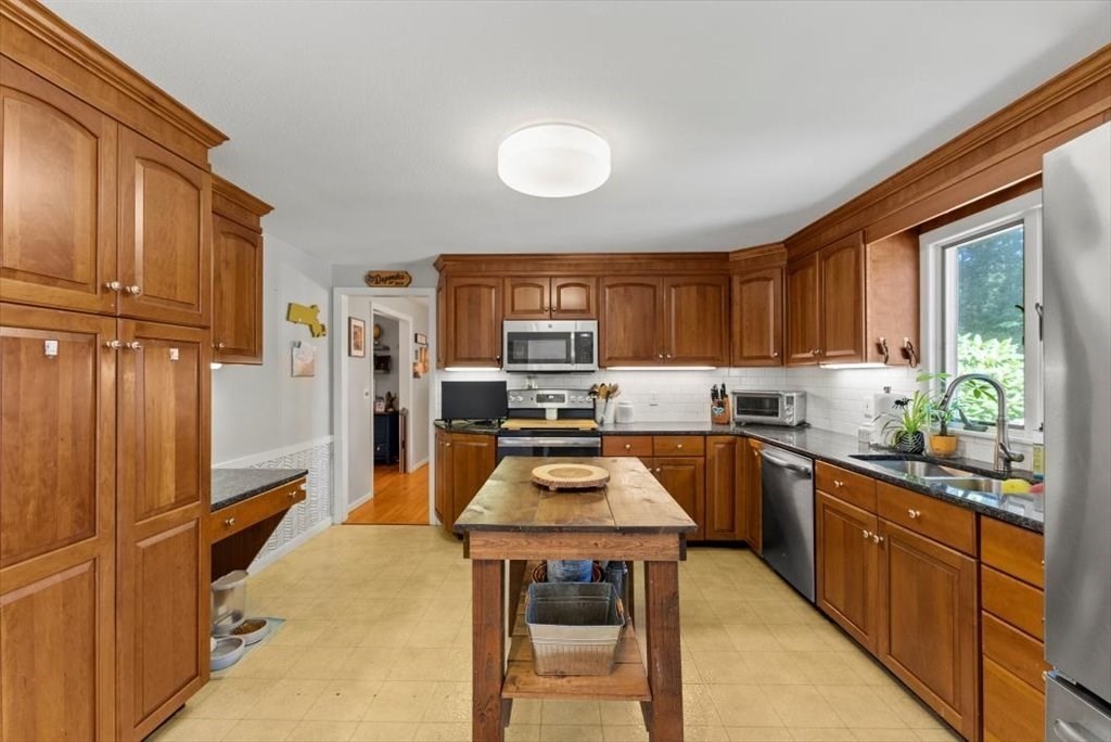 128 Hadley Street Springfield, MA 01118 - Photo 5 of 19