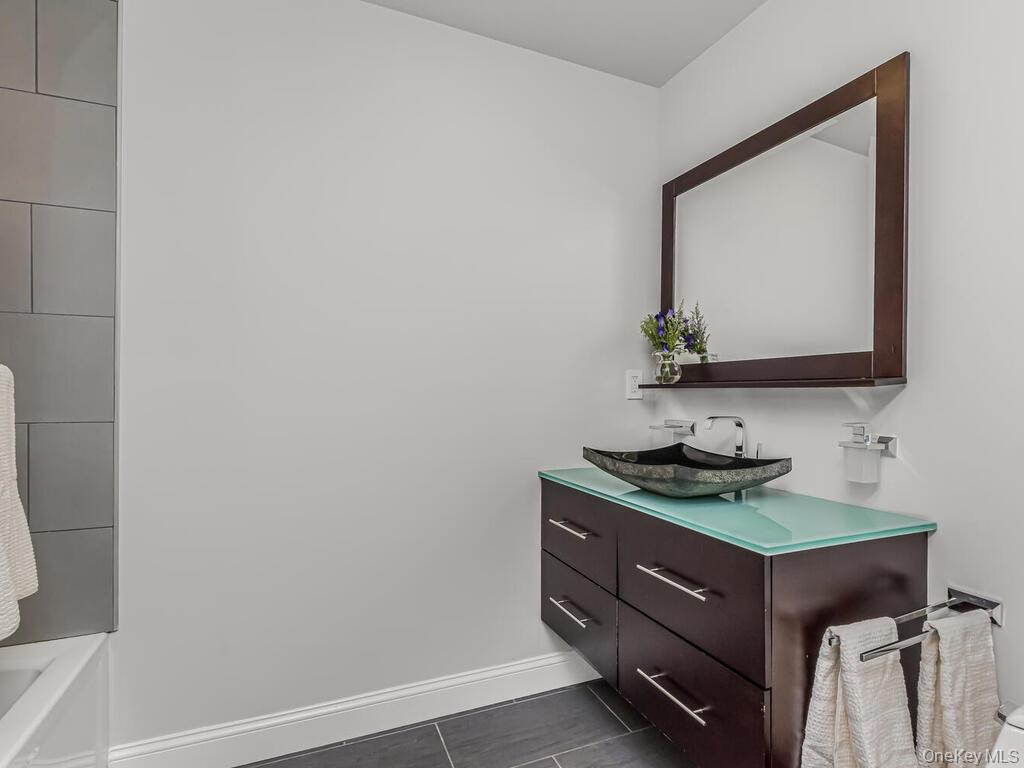 543 Main Street, Unit 407 New Rochelle, NY 10801 - Photo 17 of 25 Hallway Bathroom with Shower/Tub Combo
